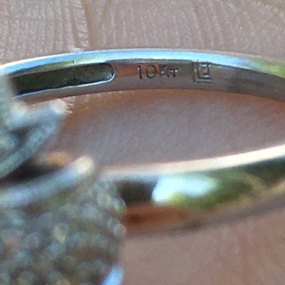 10k Solid White Gold Diamond Bow Ring - Picture 12 of 16